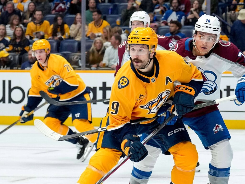 Filip Forsberg aguanta la marca y protege la posesión del disco en zona ofensiva