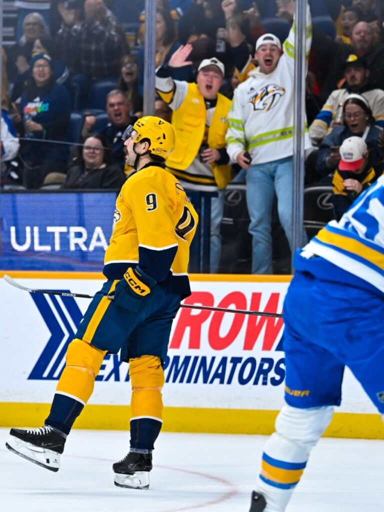Filip Forsberg patina con los brazos abiertos en el desarrollo del triunfo de Nashville Predators ante Blues