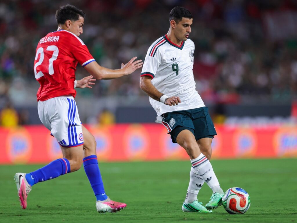 Germán Berterame intenta eludir la marca de Jonathan Villagra en la derrota de la Selección Mexicana