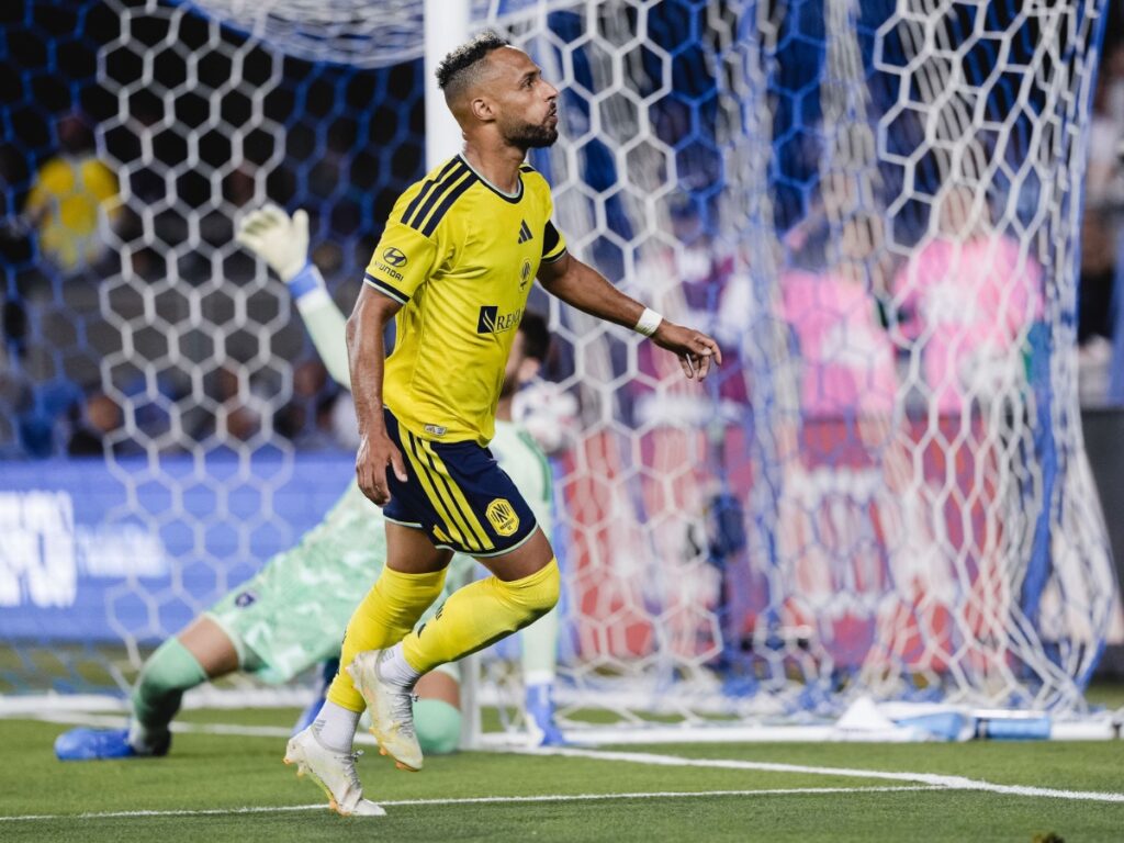 Hany Mukhtar corre celebrando su anotación en el meritorio empate de Nashville SC ante Earthquakes