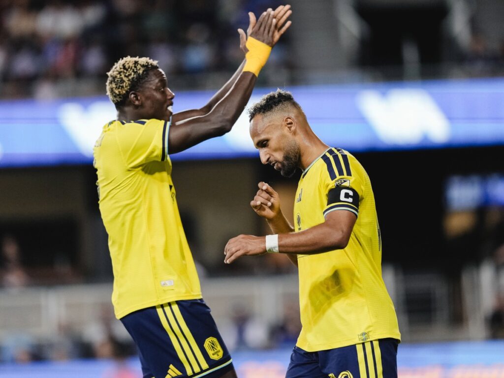 Hany Mukhtar y Maxwell Woledzi se felicitan en el desarrollo del empate de Nashville SC ante Earthquakes