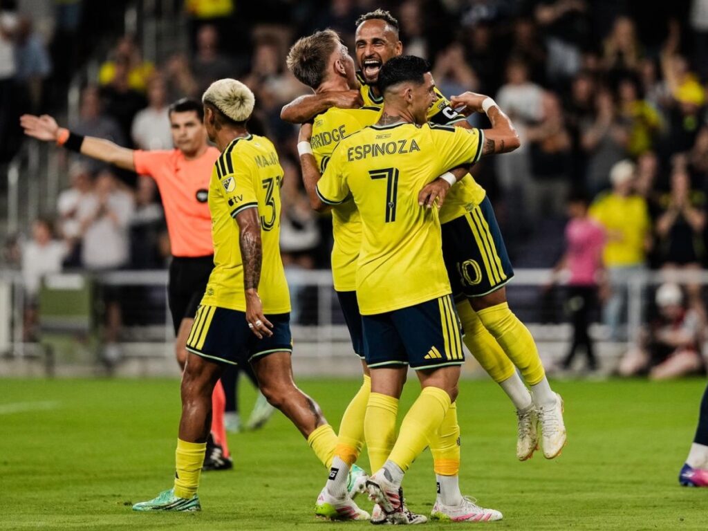 Hany Mukhtar salta abrazando a Sam Surridge en la categórica goleada de Nashville SC ante Sporting Kansas City