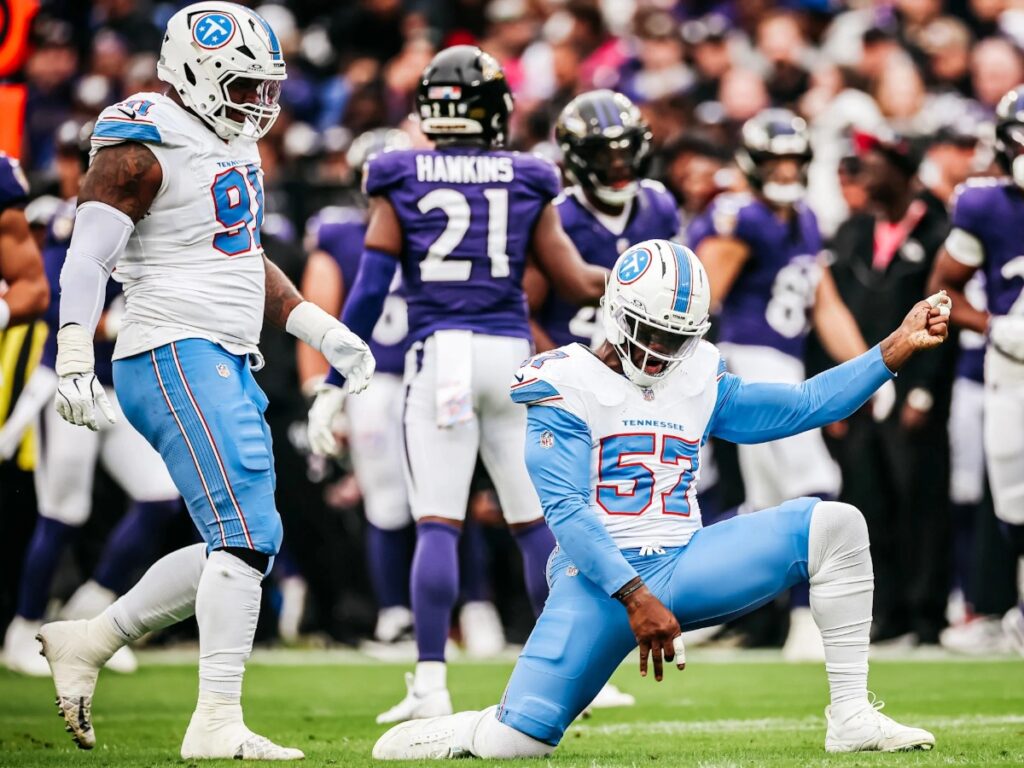 Jacob Martin celebra arrodillado sobre el terreno durante la derrota de Tennessee Titans