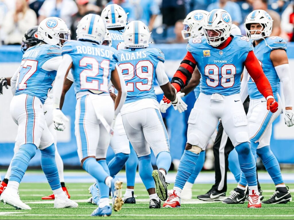 Jeffery Simmons felicita a sus compañeros en la defensiva durante la estrepitosa caída de Tennessee Titans ante Houston Texans