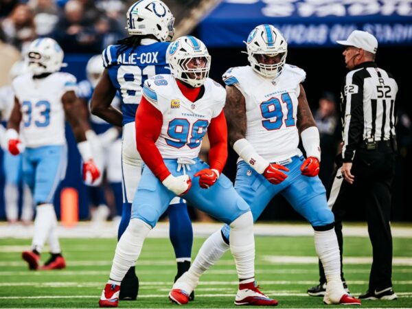 effery Simmons ruge con los puños apretados liderando el histórico triunfo de Tennessee Titans ante Colts