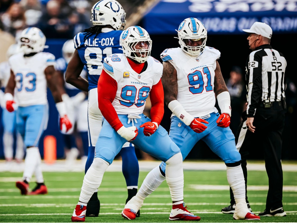 effery Simmons ruge con los puños apretados liderando el histórico triunfo de Tennessee Titans ante Colts