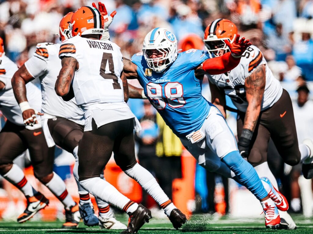 Jeffery Simmons presiona a Deshaun Watson en la bolsa de protección de Cleveland