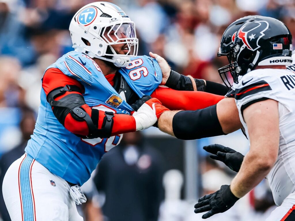 Jeffery Simmons forcejea en la línea de golpeo frente al bloqueo de la ofensiva de Houston