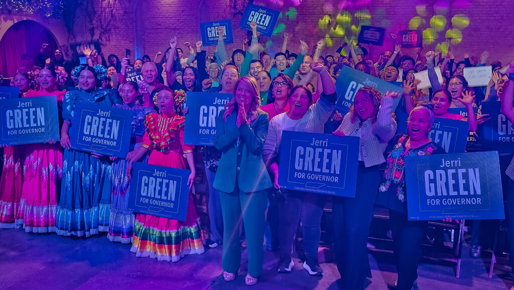 Jerri Green posa con simpatizantes que sostienen carteles de su campaña a gobernadora de Tennessee durante un evento con participación de la comunidad hispana.