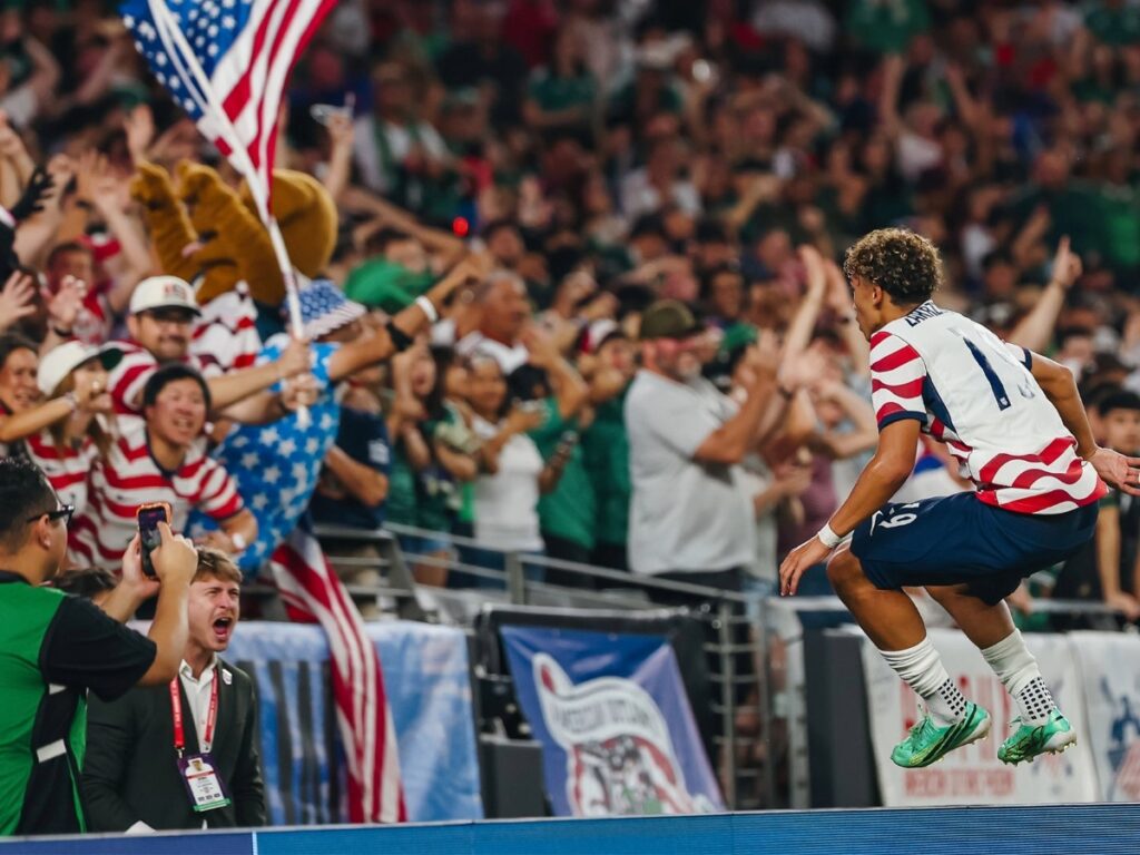 Julian Hall brinca celebrando frente a las gradas en el desarrollo de la goleada de Estados Unidos