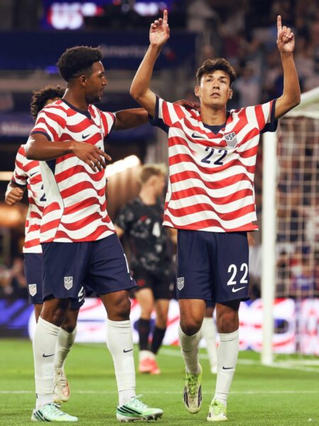 ulian Hall y Justin Ellis señalan al cielo celebrando en el triunfo de Estados Unidos ante Canadá