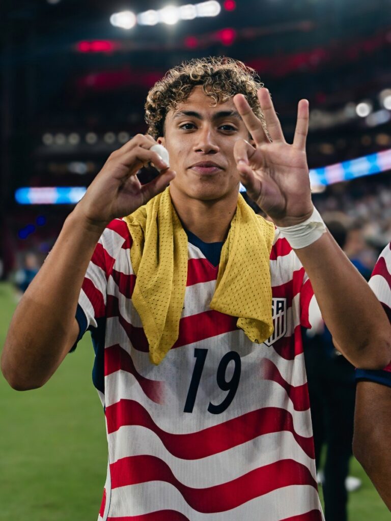 Julian Hall muestra tres dedos sonriendo tras el silbatazo final en Arizona