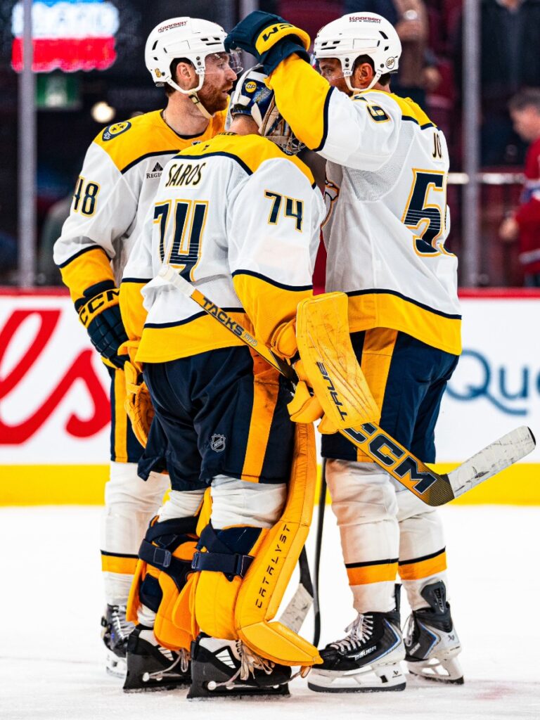 Juuse Saros es felicitado por Roman Josi tras sellar la remontada de Nashville Predators