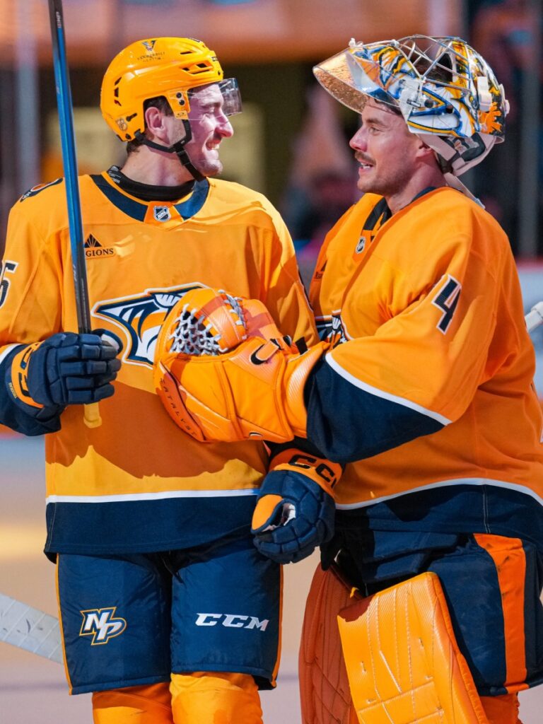 Juuse Saros y Roman Josi chocan los guantes celebrando la victoria de Nashville Predators