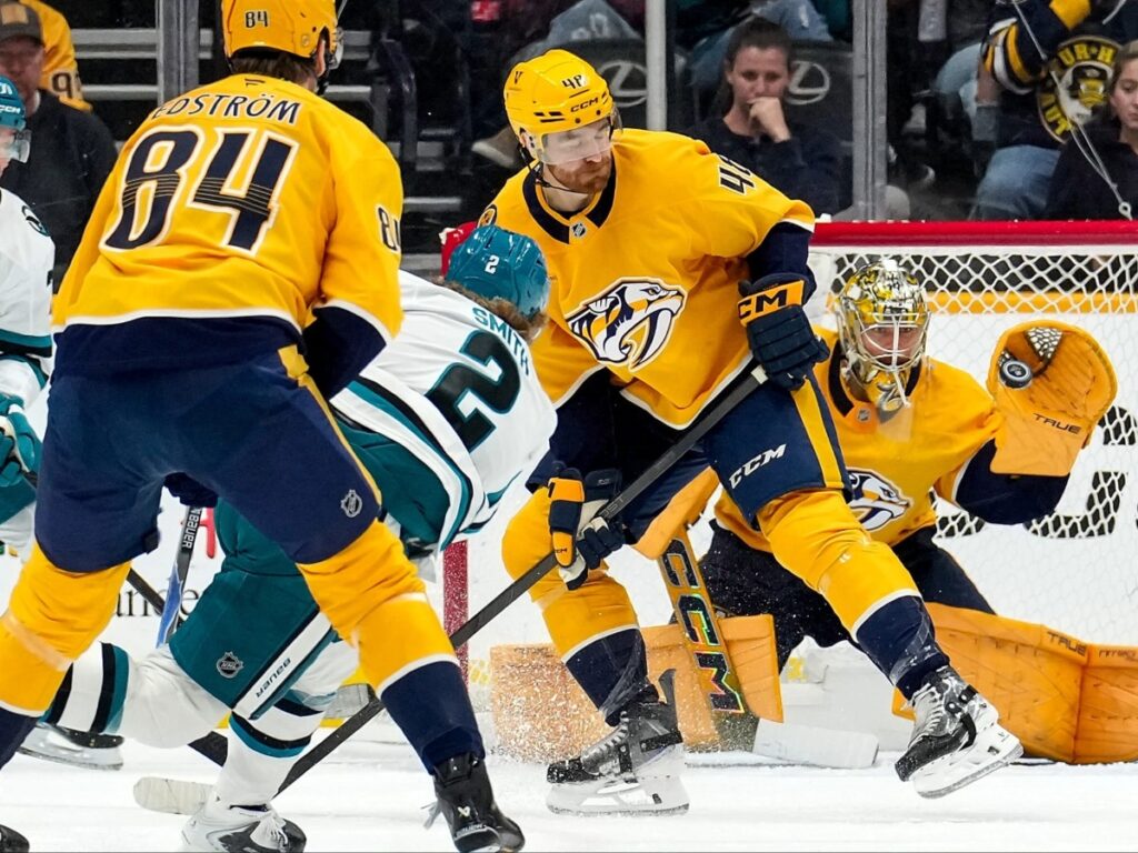 Juuse Saros desvía el remate de Will Smith en el desarrollo de la caída de Nashville Predators ante Sharks