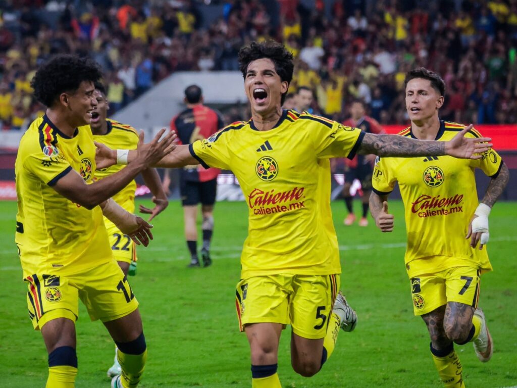 Kevin Álvarez celebra eufórico con Brian Rodríguez y Óscar Perea en el contundente triunfo del Club América ante Atlas