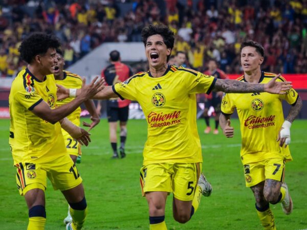 Kevin Álvarez celebra eufórico con Brian Rodríguez y Óscar Perea en el contundente triunfo del Club América ante Atlas