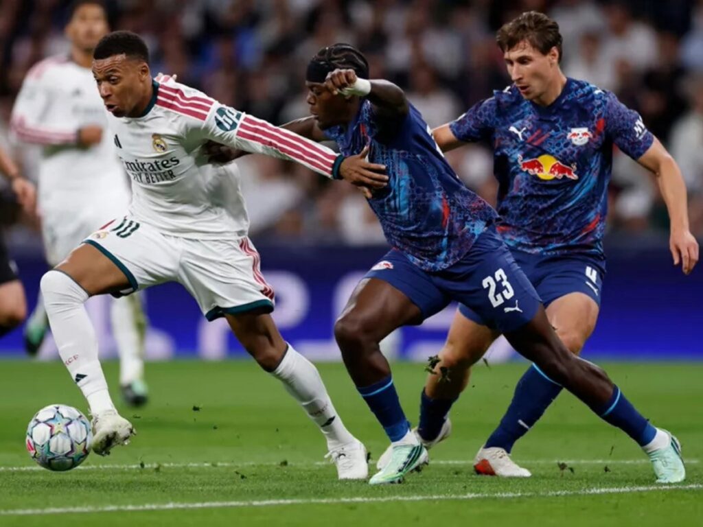 Kylian Mbappé aguanta la marca física de Castello Lukeba y Willi Orbán en carrera