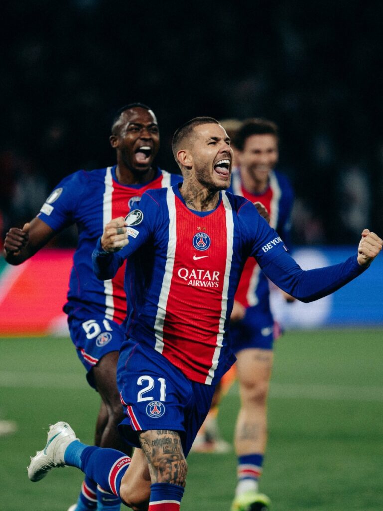 Lucas Hernández celebra con furia tras anotar de cabeza en el vibrante triunfo del Paris Saint-Germain ante Barcelona