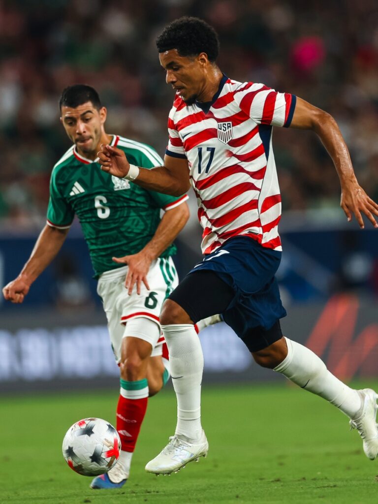 Malik Tillman desborda ante la persecución de Erick Lira en plena goleada de Estados Unidos