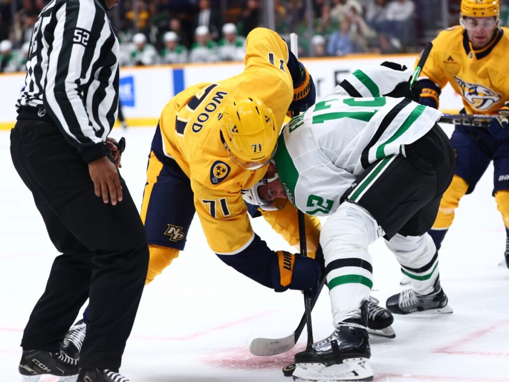 Matthew Wood disputa la posesión del puck en el saque neutral ante el centro de Dallas Stars