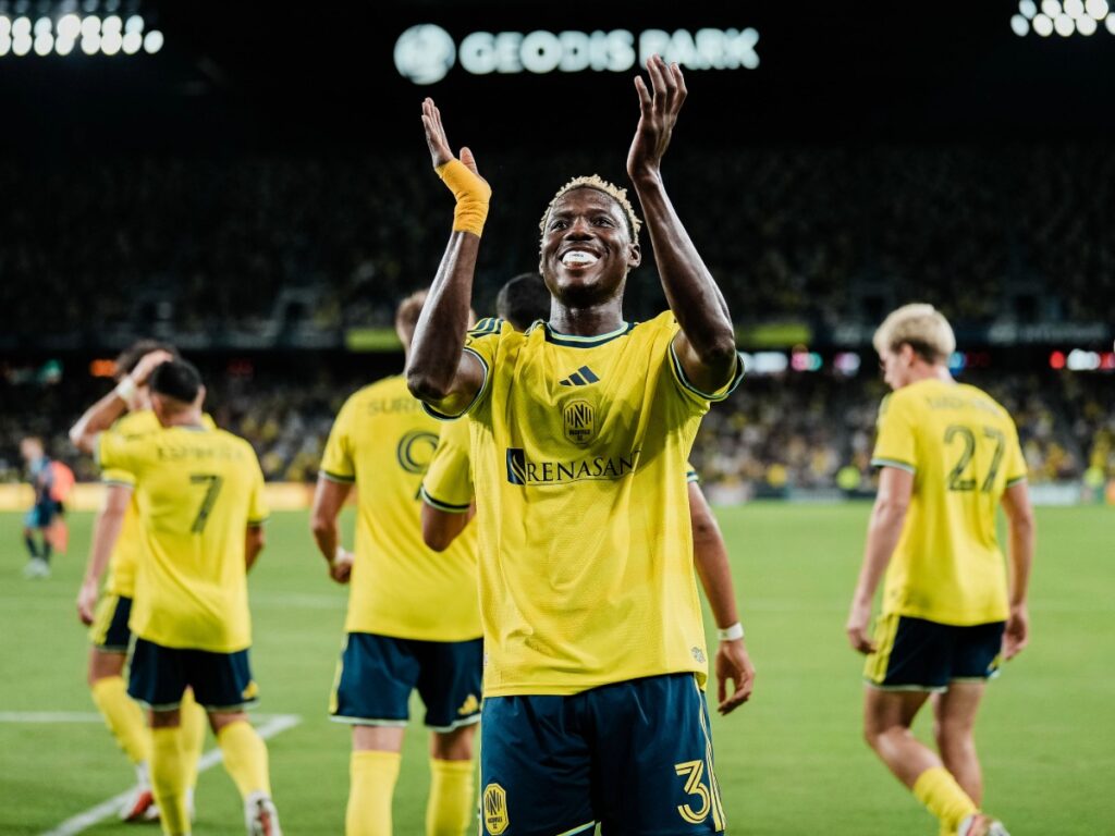 Maxwell Woledzi aplaude a los aficionados en la previa del decisivo partido de Nashville SC ante Philadelphia Union