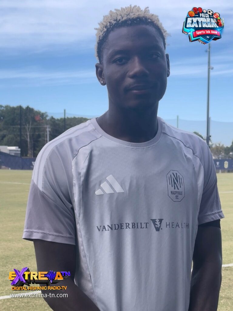 Maxwell Woledzi sonríe durante la práctica matutina en la sede de entrenamiento del club