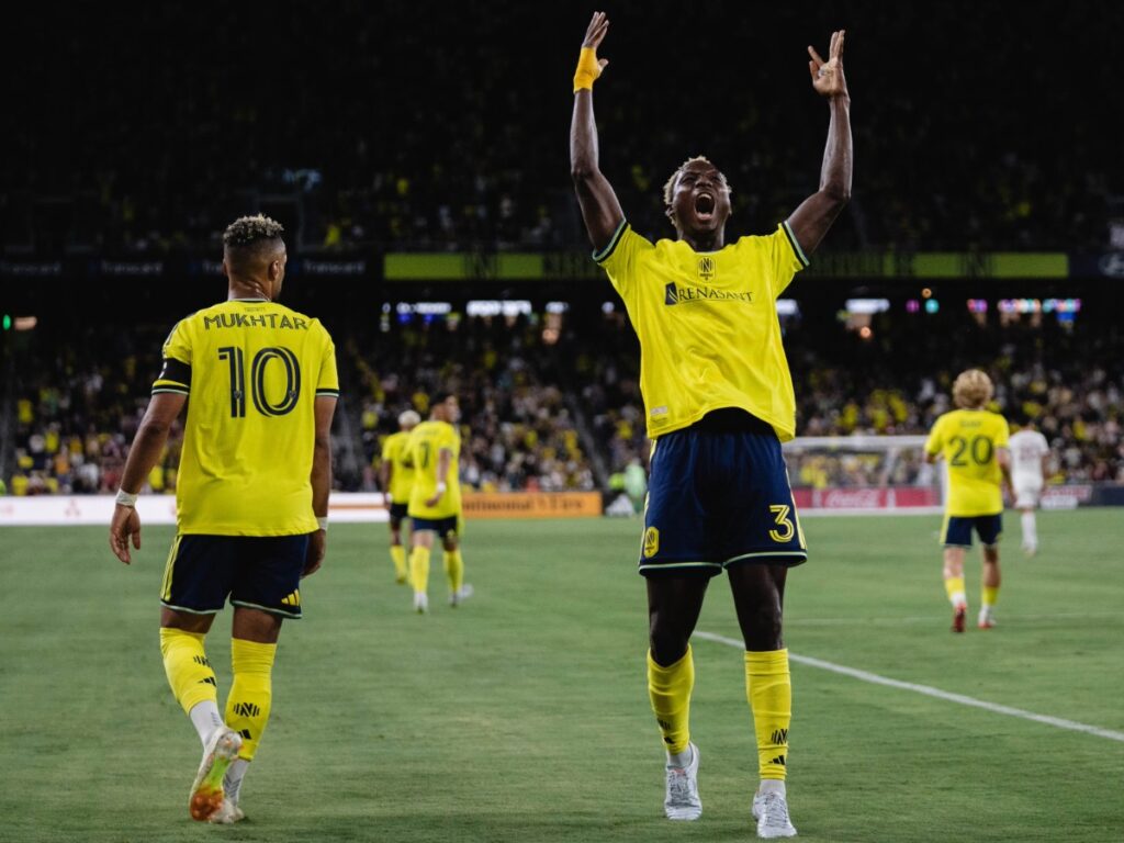 Maxwell Woledzi y Hany Mukhtar festejan en el terreno de juego previo a la jornada donde Nashville SC visita a Austin FC