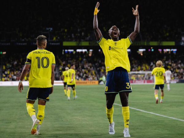 Maxwell Woledzi y Hany Mukhtar festejan en el terreno de juego previo a la jornada donde Nashville SC visita a Austin FC