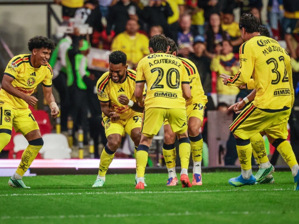 Miguel Borja celebra con sus compañeros en el trabajado empate del Club América ante Xolos