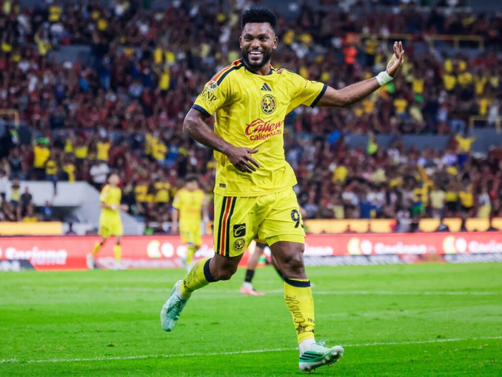 Miguel Borja trota sonriendo tras abrir el marcador en el triunfo del Club América ante Atlas