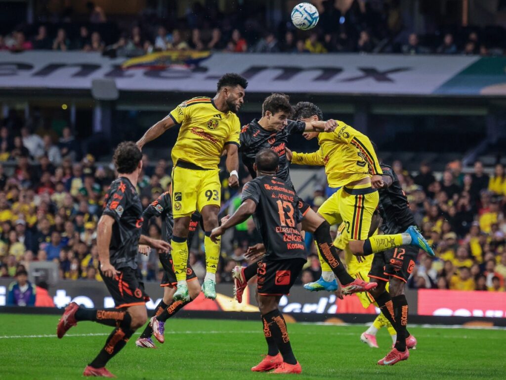 Miguel Borja salta a cabecear en el área en el desarrollo del empate del Club América ante Xolos