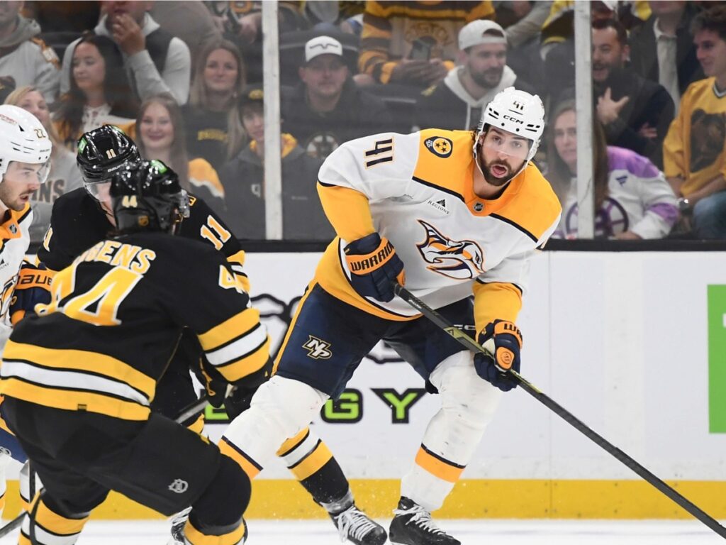 Nicolas Hague se posiciona en la pista en el marco de la derrota de Nashville Predators ante Bruins