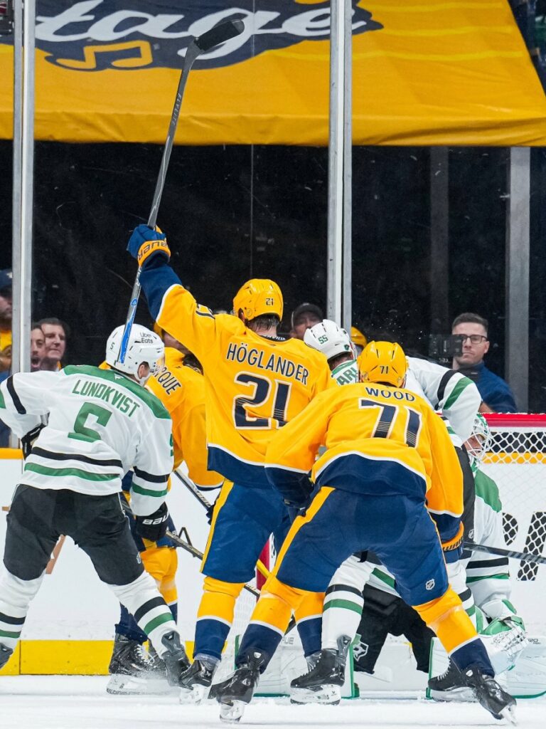 Nils Höglander levanta el stick tras consumar la voltereta en la victoria de Nashville Predators