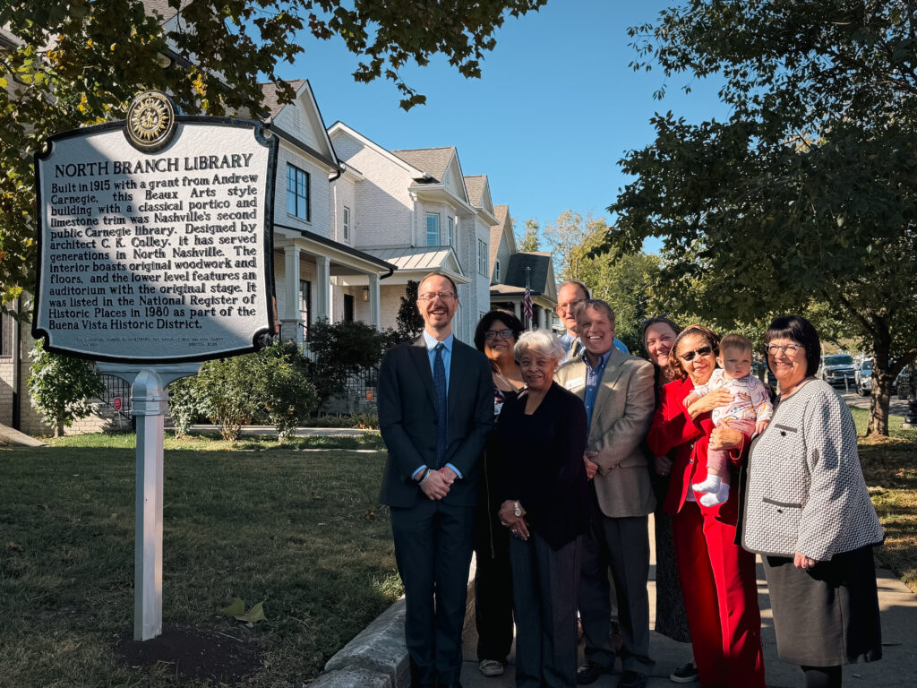 North Branch Library Nashville: el alcalde Freddie O'Connell y miembros de la comunidad posan junto al marcador histórico de la biblioteca.