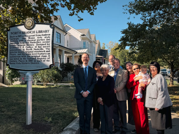North Branch Library Nashville: el alcalde Freddie O'Connell y miembros de la comunidad posan junto al marcador histórico de la biblioteca.