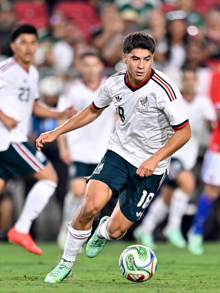 Obed Vargas conduce el esférico en ataque en el marco de la derrota de la Selección Mexicana