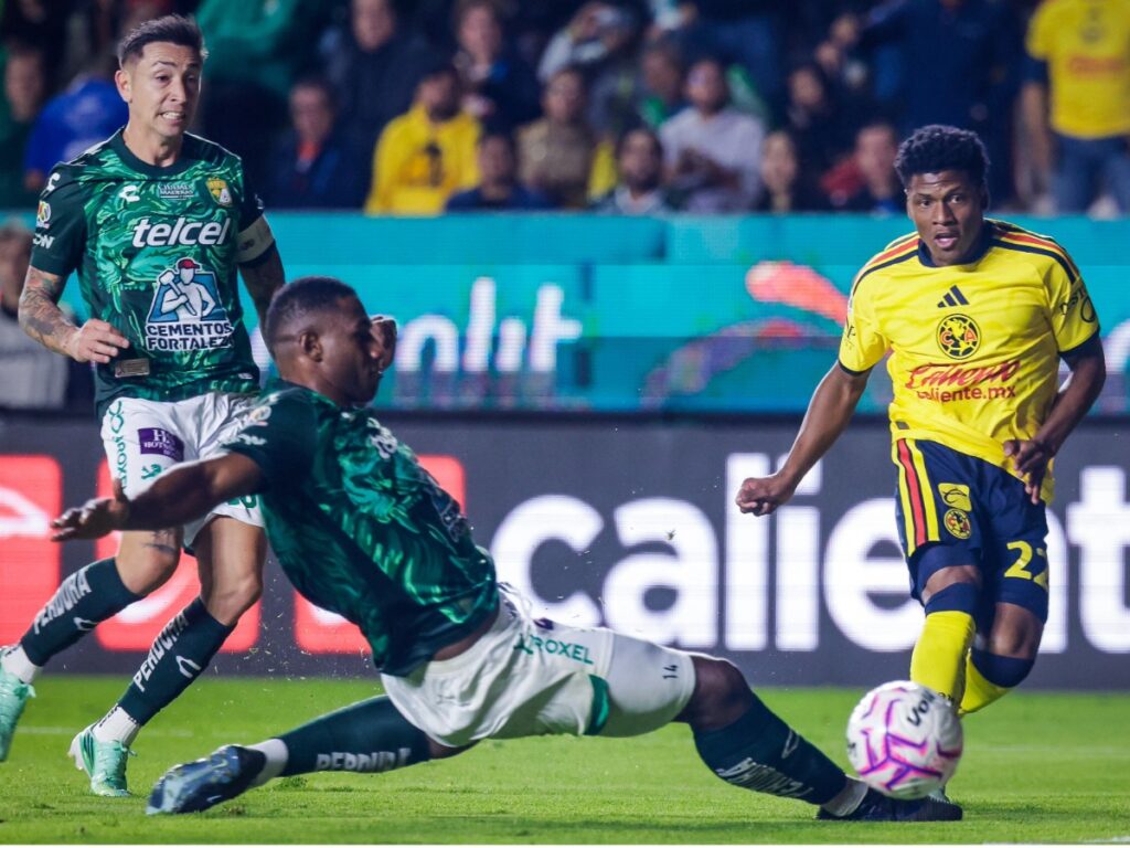 Óscar Perea define raso a portería esquivando la barrida del zaguero de León