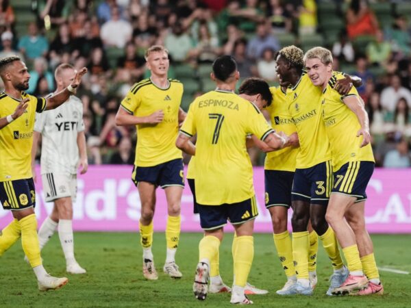 Reed Baker-Whiting y Maxwell Woledzi se abrazan celebrando en la goleada de Nashville SC sobre Austin FC