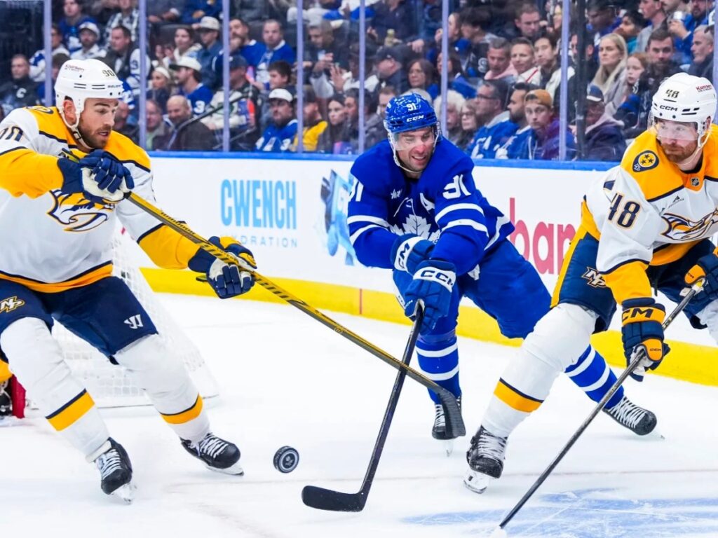 Roman Josi y defensores batallan por el puck cerca de la portería en el desarrollo de la caída de Nashville Predators