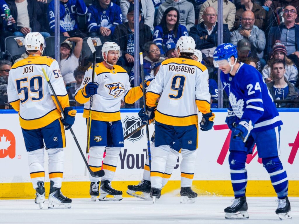 Roman Josi y Filip Forsberg abrazan a Steven Stamkos en el marco de la caída de Nashville Predators