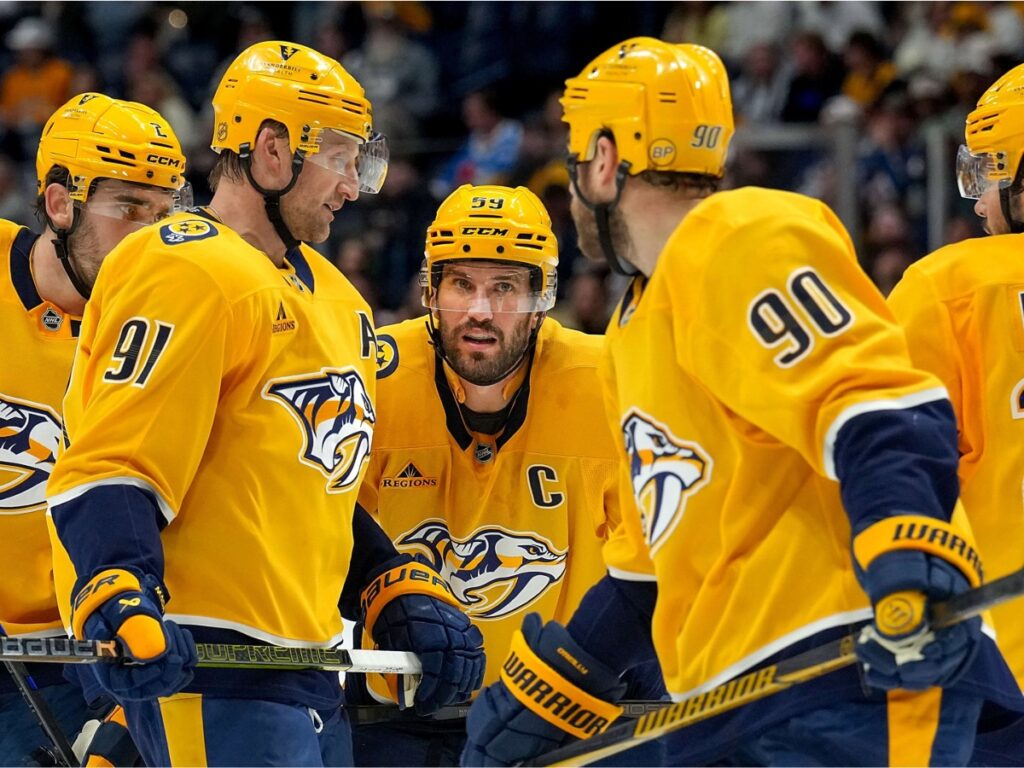Roman Josi imparte indicaciones tácticas a Steven Stamkos y Ryan O'Reilly sobre el hielo