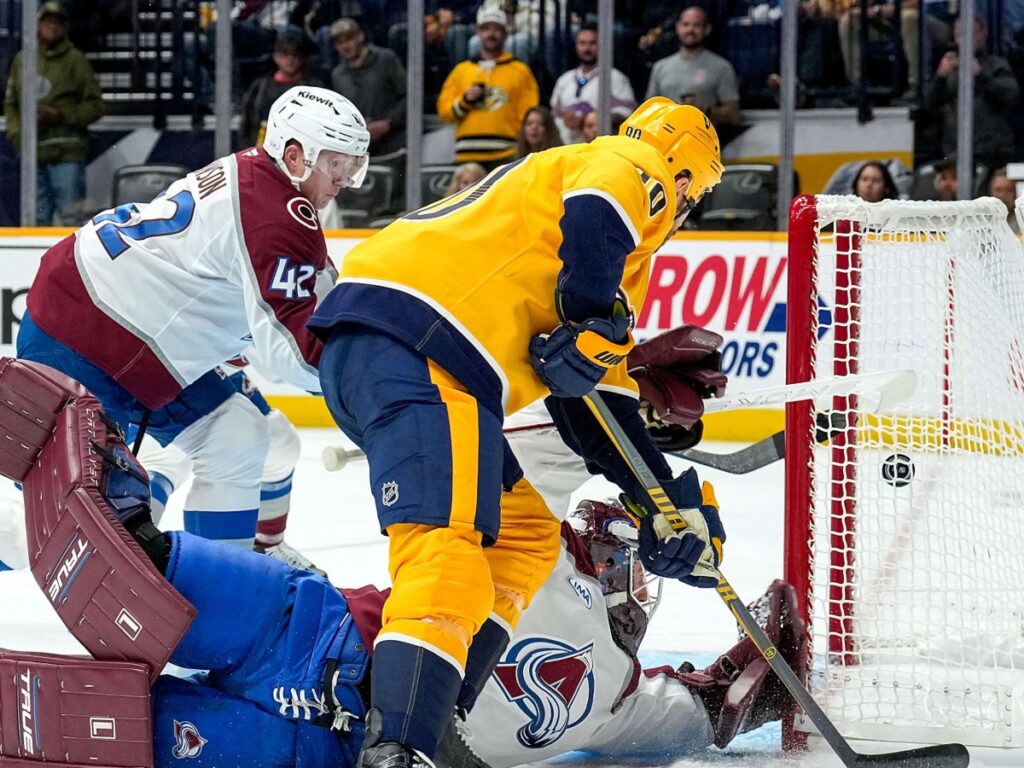 Ryan O'Reilly desvía el puck a las mallas en la goleada de Nashville Predators ante Avalanche