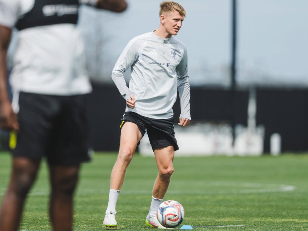 Sam Surridge controla el esférico sobre el césped durante la sesión de entrenamiento