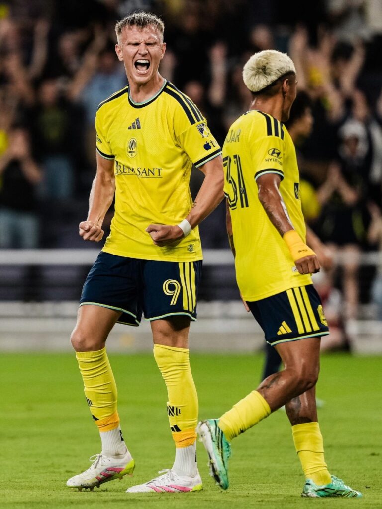 Sam Surridge grita eufórico con los puños cerrados durante la goleada de Nashville SC ante Sporting Kansas City