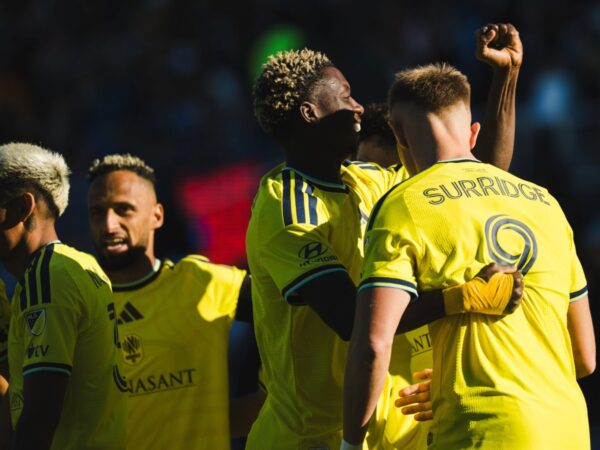 Sam Surridge festeja con el puño en alto junto a Hany Mukhtar en el memorable triunfo de Nashville SC ante CF Montréal