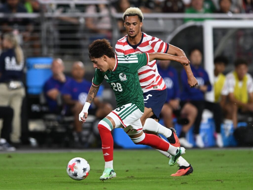 Santiago Sandoval conduce el balón bajo la pegajosa marca de Antonee Robinson