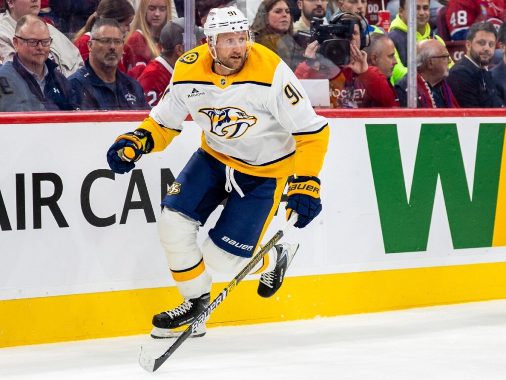 Steven Stamkos patina sobre la pista de hielo buscando generar peligro ofensivo