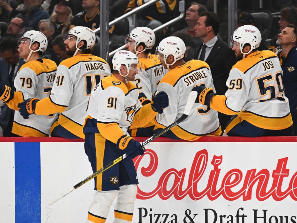 teven Stamkos choca guantes con sus compañeros en el desarrollo de la caída de Nashville Predators ante Penguins