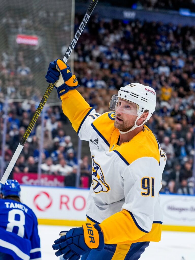 Steven Stamkos levanta el brazo celebrando su anotación en la amarga caída de Nashville Predators ante Toronto Maple Leafs